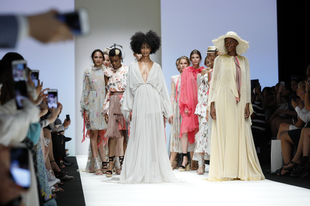 Lana Mueller Fashion Show auf der Berlin Fashion Week Spring/Summer 2019