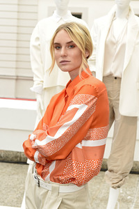 Gruppenausstellung des Kulturformats Der Berliner Salon auf der Berlin Fashion Week Spring/Summer 2019