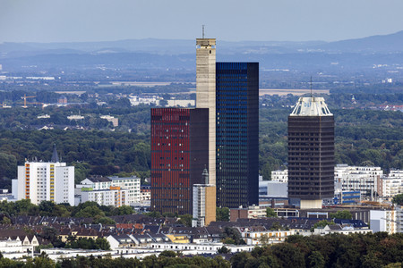 Deutsche-Welle-Hochhaus mit Deutschlandradio-Turm in Köln