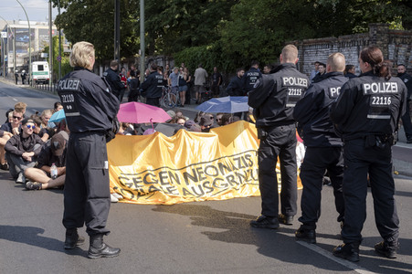 Neonazi-Aufmarsch und Gegendemonstration in Berlin
