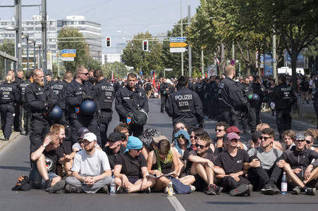 Neonazi-Aufmarsch und Gegendemonstration in Berlin