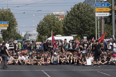 Neonazi-Aufmarsch und Gegendemonstration in Berlin