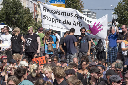 Neonazi-Aufmarsch und Gegendemonstration in Berlin