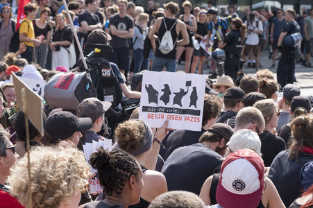 Neonazi-Aufmarsch und Gegendemonstration in Berlin