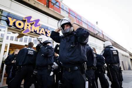 Symbolfoto Polizeihelme