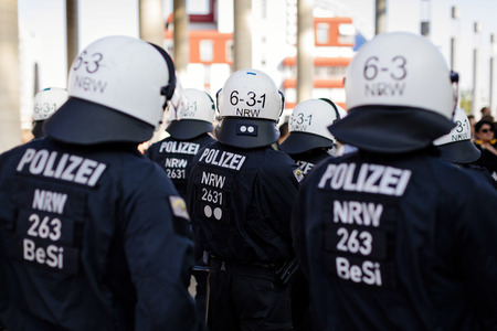 Symbolfoto Polizeihelme