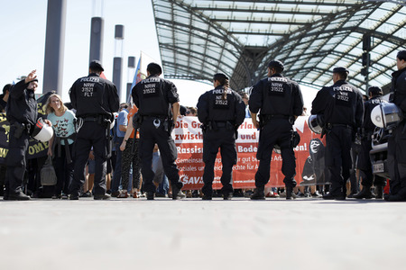 Symbolfoto Polizeikette