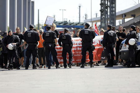 Symbolfoto Polizeikette