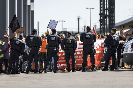 Symbolfoto Polizeikette