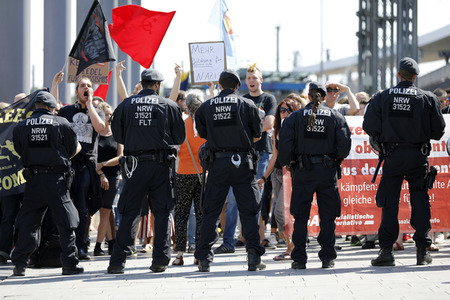 Symbolfoto Polizeikette