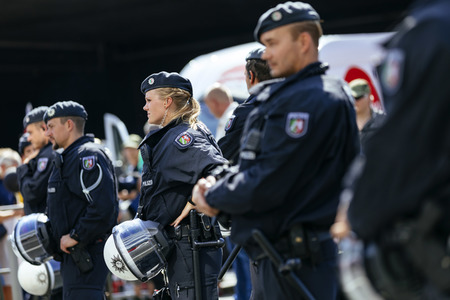 Symbolfoto Polizeikette