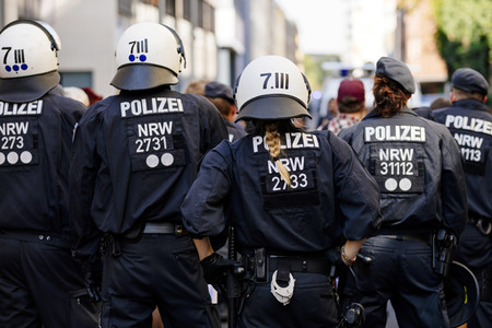 Symbolfoto Polizeikette