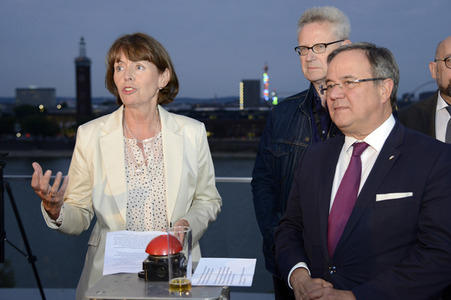 Anschalten der Lichtinstallation 'Light it up' in Köln