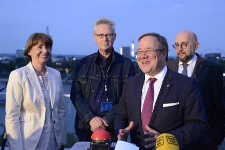 Anschalten der Lichtinstallation 'Light it up' in Köln