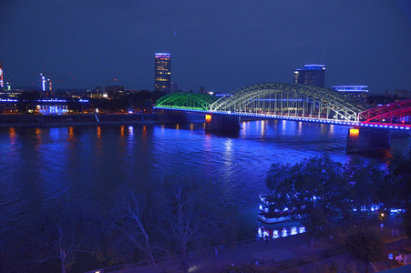 Anschalten der Lichtinstallation 'Light it up' in Köln