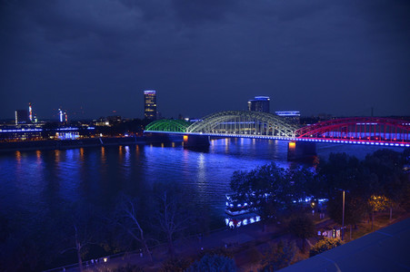 Anschalten der Lichtinstallation 'Light it up' in Köln