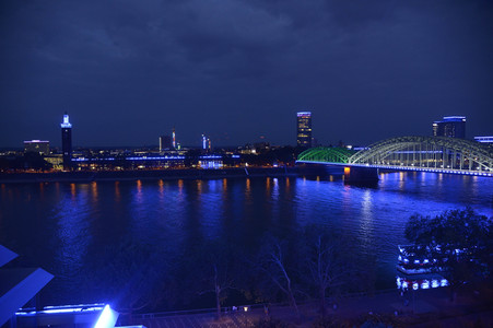 Anschalten der Lichtinstallation 'Light it up' in Köln
