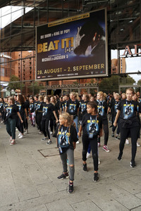 Weltrekordversuch 'Die größte Michael Jackson-Choreografie-Tanzstunde' in Berlin
