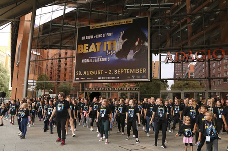 Weltrekordversuch 'Die größte Michael Jackson-Choreografie-Tanzstunde' in Berlin