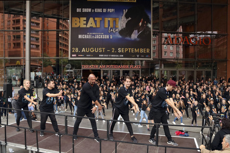 Weltrekordversuch 'Die größte Michael Jackson-Choreografie-Tanzstunde' in Berlin