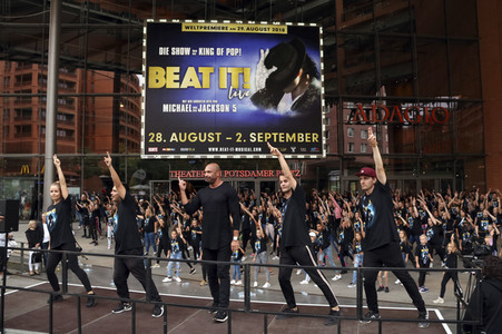 Weltrekordversuch 'Die größte Michael Jackson-Choreografie-Tanzstunde' in Berlin