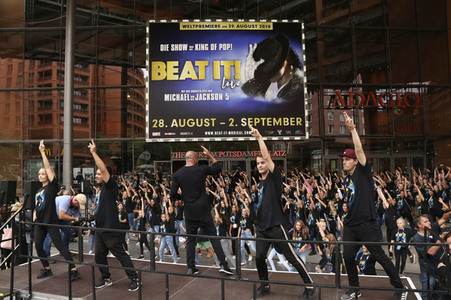 Weltrekordversuch 'Die größte Michael Jackson-Choreografie-Tanzstunde' in Berlin