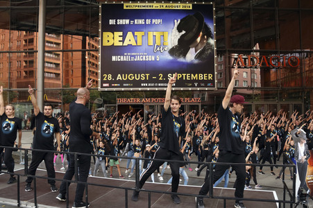 Weltrekordversuch 'Die größte Michael Jackson-Choreografie-Tanzstunde' in Berlin