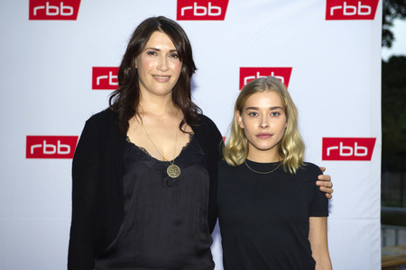 Filmpremiere 'Alles Isy' in Berlin