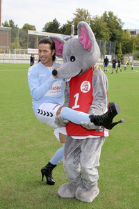 Benefiz-Fußballspiel 'Kicken mit Herz' 2018 in Hamburg