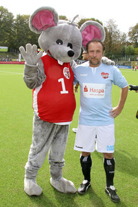 Benefiz-Fußballspiel 'Kicken mit Herz' 2018 in Hamburg