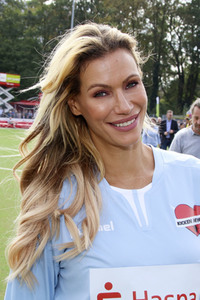 Benefiz-Fußballspiel 'Kicken mit Herz' 2018 in Hamburg