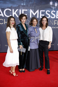 Filmpremiere 'Mackie Messer - Brechts Dreigroschenfilm' in Berlin