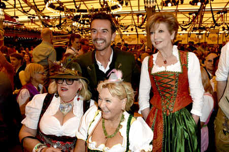 Im Schottenhamel Festzelt bei der Eröffnung vom Oktoberfest 2018 in München