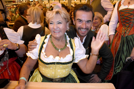 Im Schottenhamel Festzelt bei der Eröffnung vom Oktoberfest 2018 in München