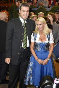 Im Schottenhamel Festzelt bei der Eröffnung vom Oktoberfest 2018 in München