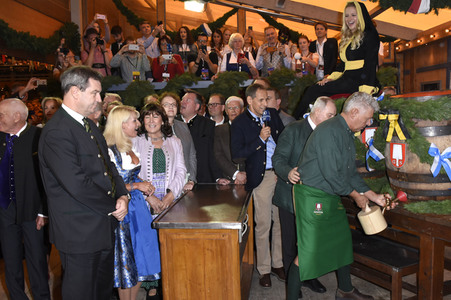 Im Schottenhamel Festzelt bei der Eröffnung vom Oktoberfest 2018 in München