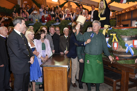 Im Schottenhamel Festzelt bei der Eröffnung vom Oktoberfest 2018 in München