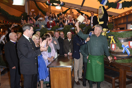 Im Schottenhamel Festzelt bei der Eröffnung vom Oktoberfest 2018 in München