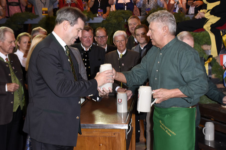 Im Schottenhamel Festzelt bei der Eröffnung vom Oktoberfest 2018 in München