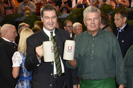 Im Schottenhamel Festzelt bei der Eröffnung vom Oktoberfest 2018 in München