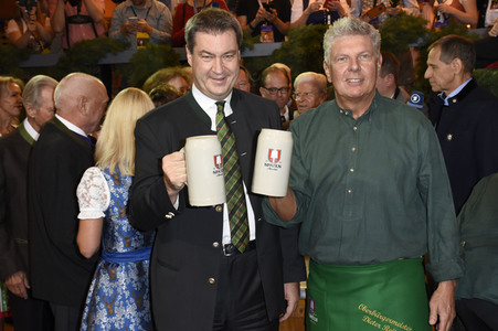 Im Schottenhamel Festzelt bei der Eröffnung vom Oktoberfest 2018 in München