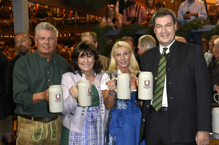Im Schottenhamel Festzelt bei der Eröffnung vom Oktoberfest 2018 in München