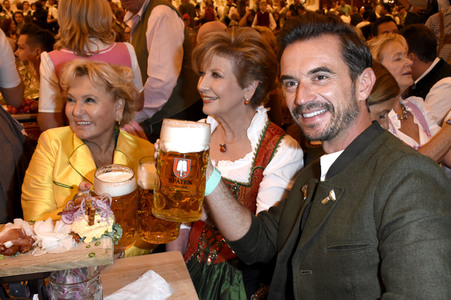 Im Schottenhamel Festzelt bei der Eröffnung vom Oktoberfest 2018 in München