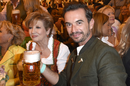 Im Schottenhamel Festzelt bei der Eröffnung vom Oktoberfest 2018 in München