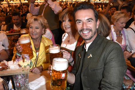 Im Schottenhamel Festzelt bei der Eröffnung vom Oktoberfest 2018 in München