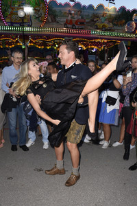 Almauftrieb in Käfers Wiesn-Schänke auf dem Oktoberfest 2018 in München
