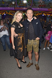 Almauftrieb in Käfers Wiesn-Schänke auf dem Oktoberfest 2018 in München