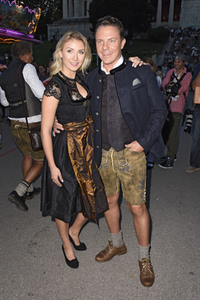 Almauftrieb in Käfers Wiesn-Schänke auf dem Oktoberfest 2018 in München