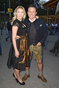 Almauftrieb in Käfers Wiesn-Schänke auf dem Oktoberfest 2018 in München