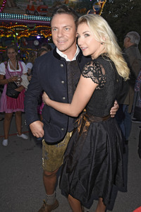 Almauftrieb in Käfers Wiesn-Schänke auf dem Oktoberfest 2018 in München